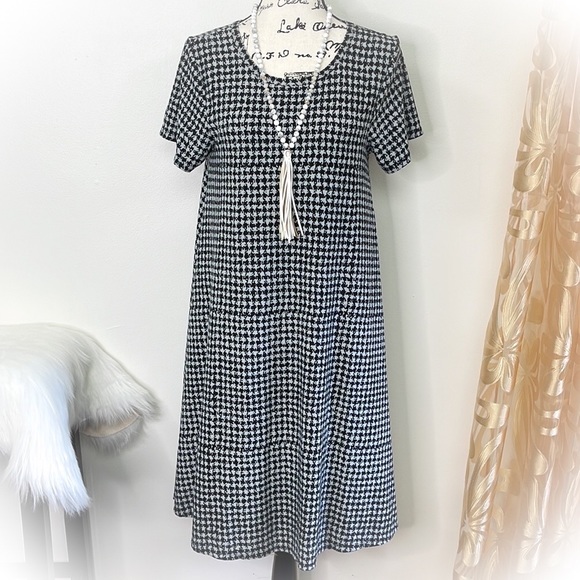 💕Beautiful & fun houndstooth Lularoe Carly Swing Dress💕 - Picture 3 of 10
